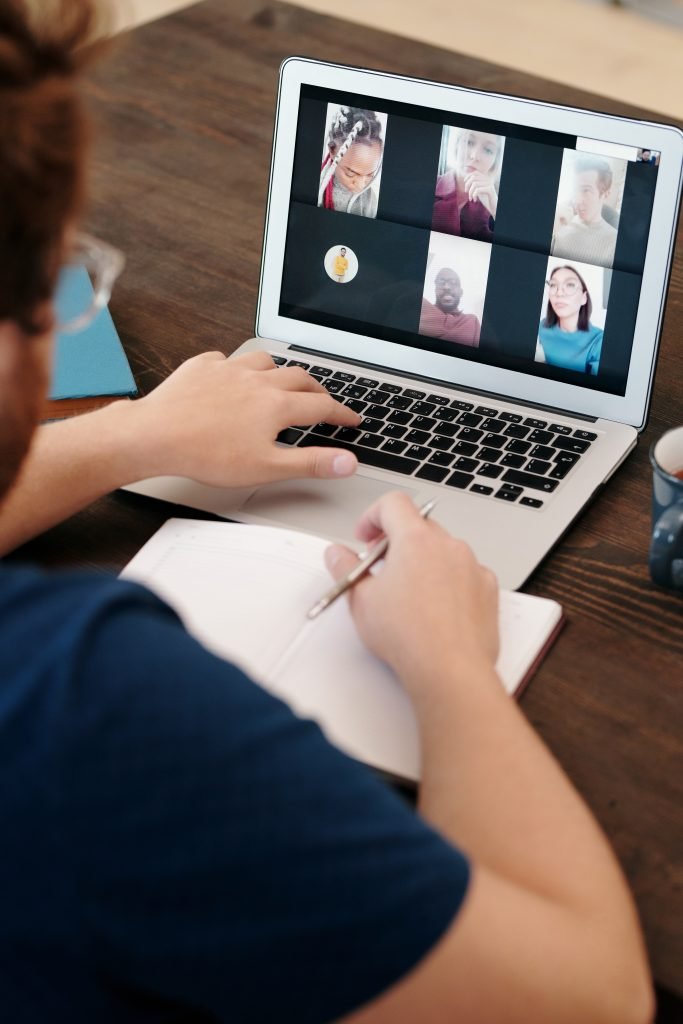 Ordenador con alumnos del curso de música online en videoconferencia